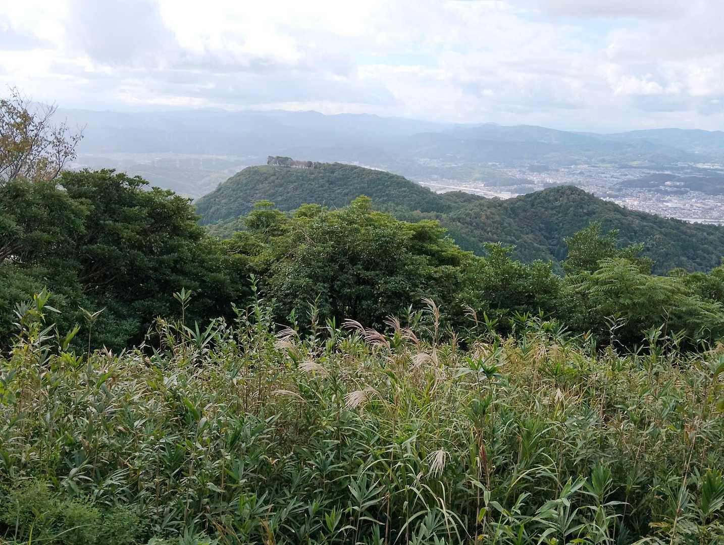 それほど高くなく、ユックリ歩いても60分程で手軽に登れて、この素晴らしい眺めが楽しめるのは最高！