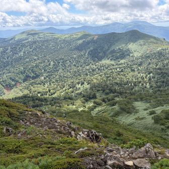 遠くに小畚山から三ツ石山の稜線。