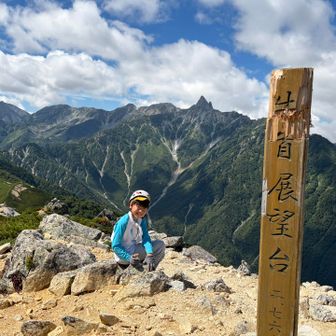 元気回復したので、YouTubeで調べていた大天井ヒュッテ前の牛首の展望台に登る。
360度の絶景。ここからの景色は今回の縦走で一番綺麗でした。
息子は石を叩いて何か作っている笑