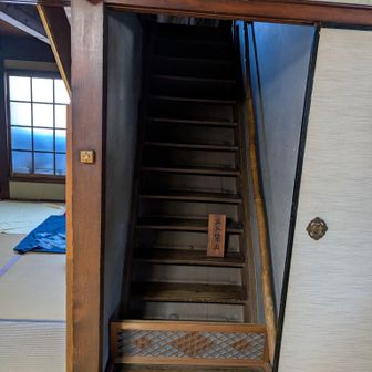 これは隠し階段で、当主の方はここから2階へ上がり寝泊まりされてるそうです。
へぇ〜〜〜、階段隠してるの😱
（襖を閉めると押入れかと思わせる仕組み）