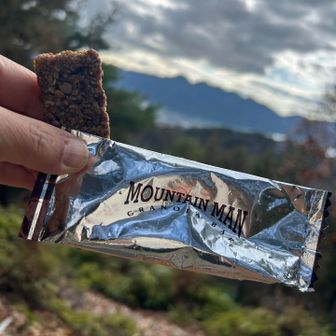 職場の山友のネパール🇳🇵土産。
『山で食べてね』のリクエストに応える事が出来て良かった😅グラノーラがギューっと固められて食べごたえあったよ👌🏻