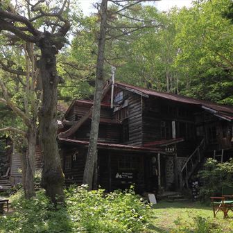 「吾妻小舎」
前回一切経山に来た時には吾妻小富士にも登り、
それ以外は調べていなかったので桶沼や吾妻小舎の事を知らなかった。
TVで南野陽子さんがコーヒーを飲んでいるのを拝見し、是非行きたかった。