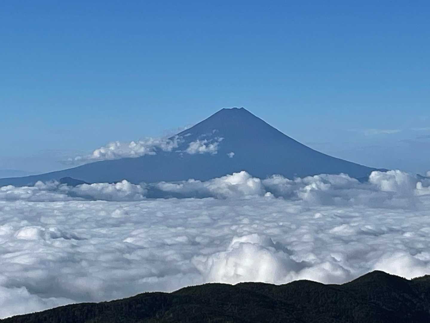 雲海に浮かぶ富士山が美しい！