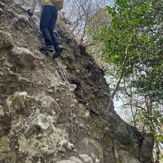 またまた崖登り。