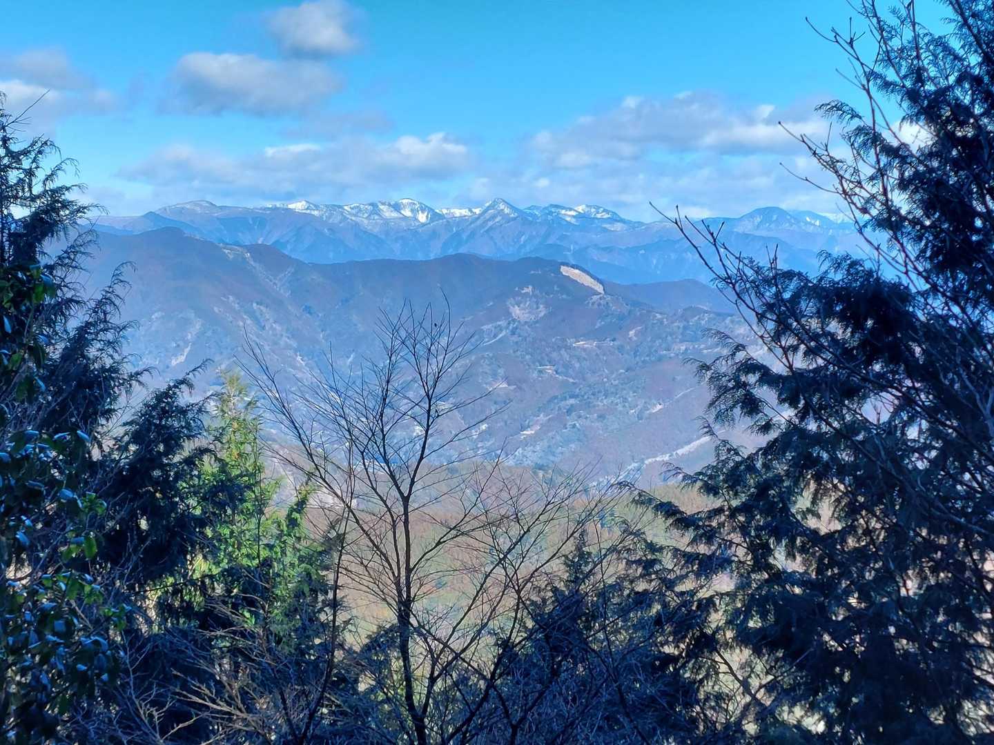 山頂から下っていく途中で深南部がチラリ。
フサコからお不動様辺りにかけて積雪で真っ白け😲