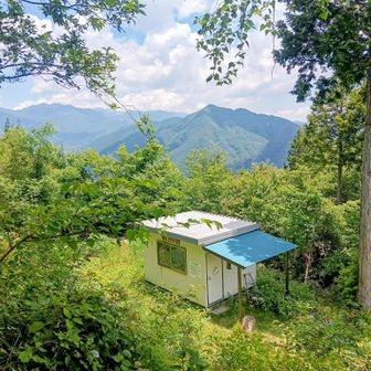 休憩小屋🛖
奥は越百や木曽駒側ｶﾅ？👀