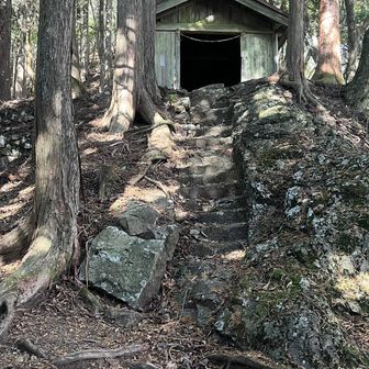 王勢籠神社（おおせろうじんじゃ）の奥宮が見えてきた
