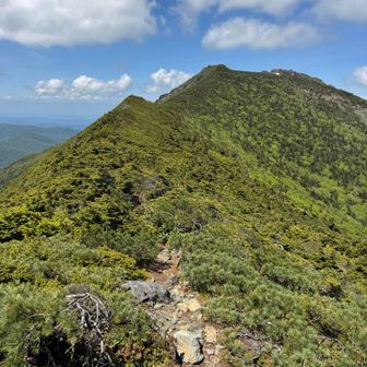 早池峰剣ヶ峰から見る早池峰山
