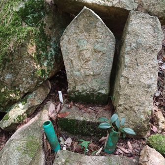 第14番石仏 長等山写し霊場
首が傾いているかも
