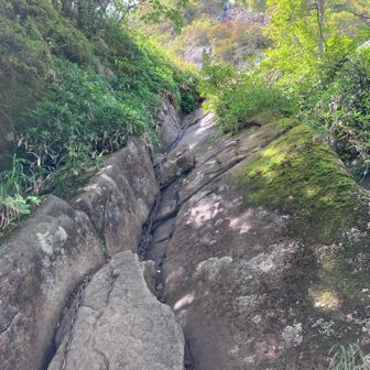 三の鎖前にプチ鎖場がありますが一般登山道でも向かえます。