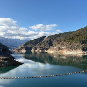 ダムで堰き止められた宮ヶ瀬湖。美しい。この後、半原バス停からのバスの時刻表を調べたら、のんびり歩いては乗り損なう時間だったので頑張って小走りで。まあ、下り基調なので出来たこと。登山ペースがやたら速い結果なのは、最後のこの走りのせいですからねー