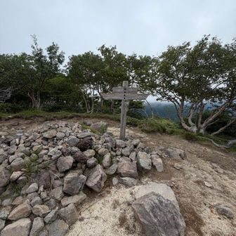五色山到着。沼が見れます