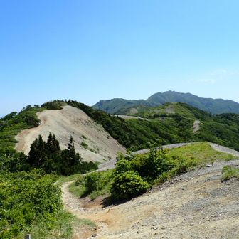分かりやすい強風の抜け道、草木が生えない。