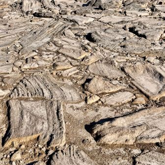 太古に波が作ったのかな?!
隆起した途中で軽石が割れて色々な方向を向いたみたいです👀