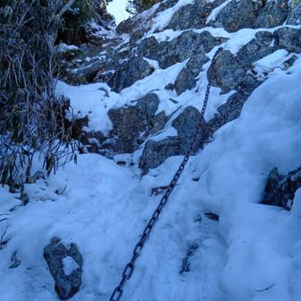 大山からの下りのクサリ場。
雪が付けば、ピッケル・アイゼンが必要になるかも。