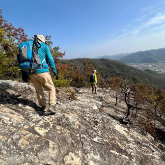 
　神ノ上山方面などには、足がすくむような

　本格的な岩壁や岩稜帯があり

　アルプス気分を味わえます。
