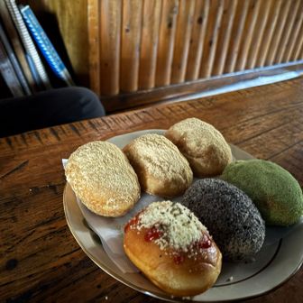 高見石小屋到着。14時タイムリミットギリギリで揚げパンゲット