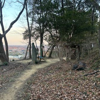 しばらく進むと、
四津山公園、不動明王像に出ます！