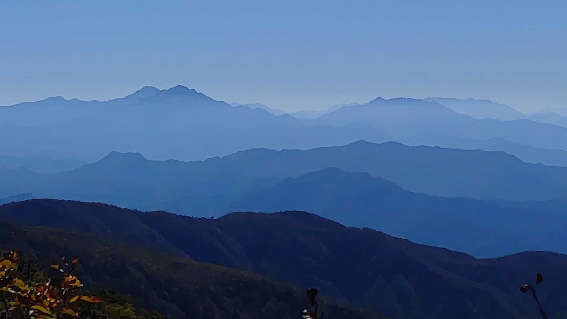 不動平付近から
越後三山方向ズーム
(左から中ノ岳、駒ヶ岳、八海山)