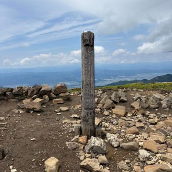 山頂

👩‍🦰2人居ただけで静かです
ここでお昼にしようと思ったけど山頂駅まで行こうっと☝️🎶