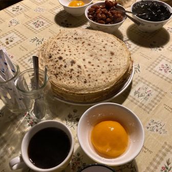 クレープの朝食　またもや相席😅
味付けは、金時とブルーベリーを好きなだけ。あずきなら分かる。なぜ金時？妙高も赤飯は金時豆なんだろうか🤔　ポット押したらコーヒー出てきた！コーヒー苦手な人が困ってたよ。