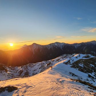 ギリギリ上がったご来光に間に合った🙌やった～新しい歳初ご来光😆😆
地蔵尾根からの仙丈は山頂まで行かないとご来光見れないんです🌅