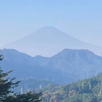 山頂標識の上の墓地からの富士山🗻
気温が高く、霞がかかっています😢