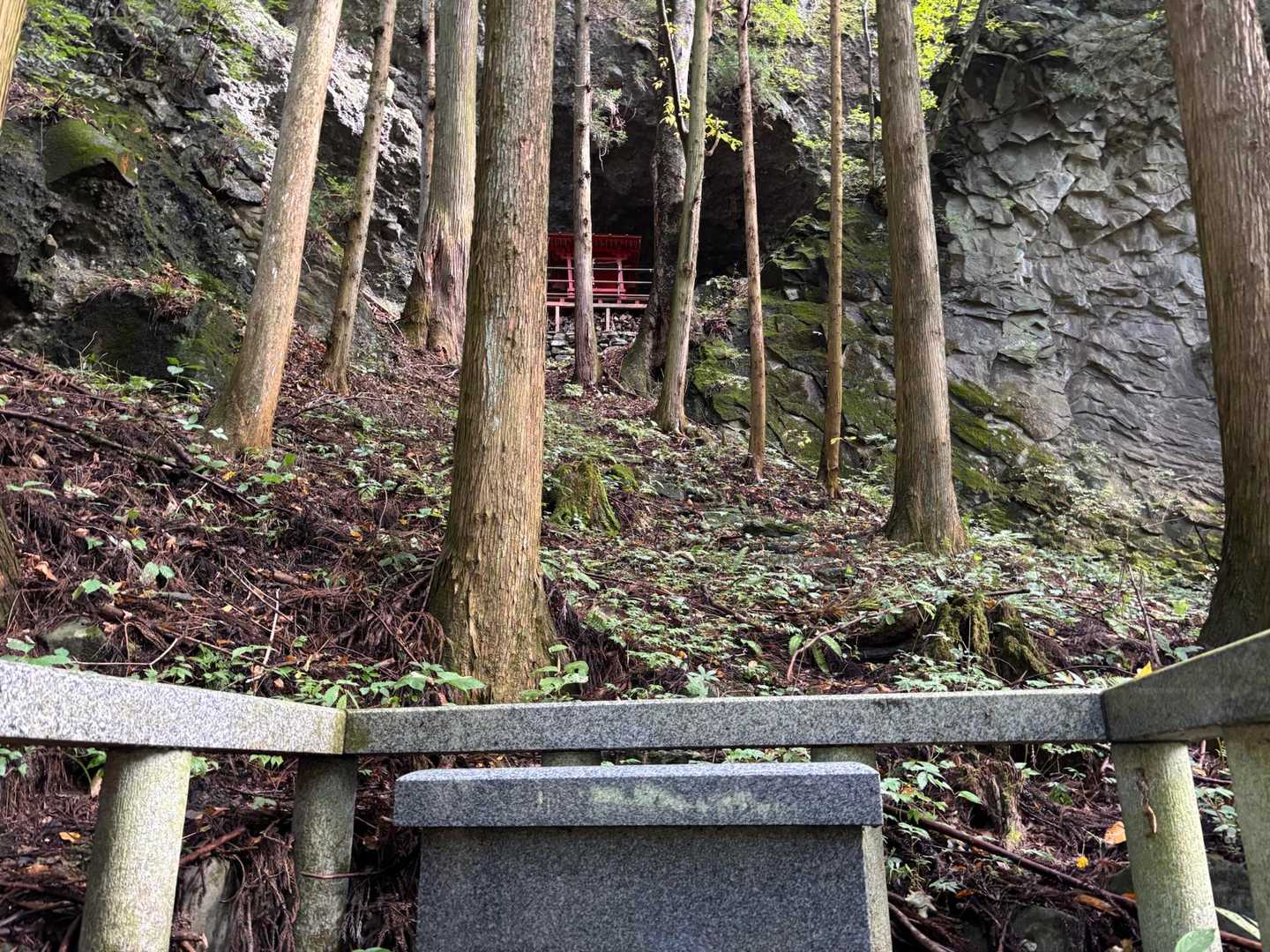 子持神社の奥宮から出発。
奥の窟に奥宮がある。
今回の写真は全てスマホで。