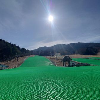 登山道入口はスキーコース上を歩いていくと有り〼