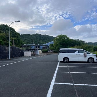 ゲザン、してポリタンクの💧浴びました。
サーフィン後の残り水です