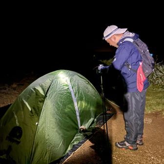 よくぞ耐えた我がテントよ⛺️
おそらく3時過ぎに嵐が過ぎたと思います😴
気温は9℃で寒い❗️カメラに映せなかったけど、満天の星空でした。天の川なんて何年ぶりに見たかな。テントは防犯南京錠かけてこのまま放置でアタック装備を準備して山頂へ向かいます💪