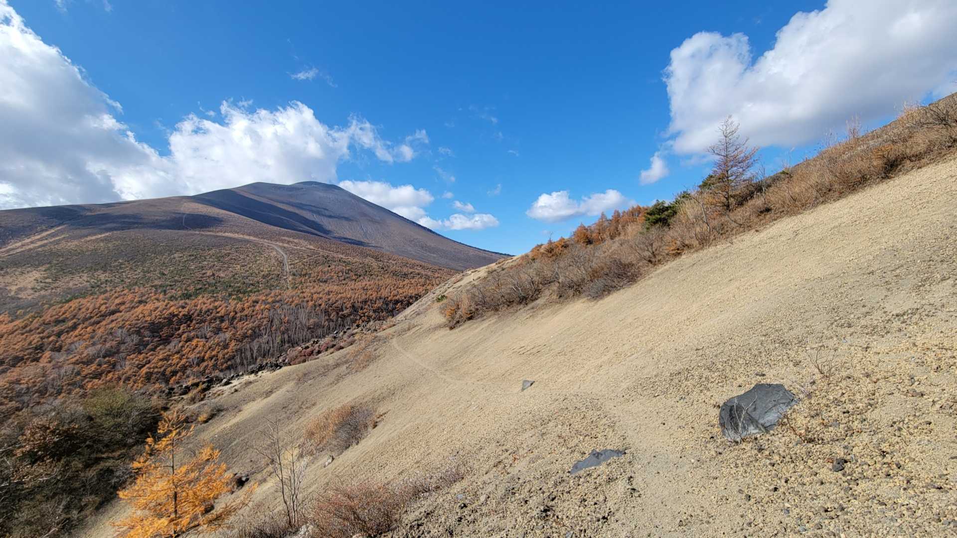 小浅間山往復 | 世界有数の雄大な活火山を間近に。手軽に登れる浅間山の側火山の写真
