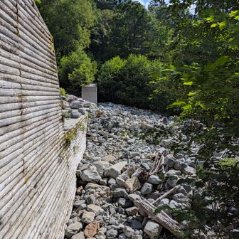 砂防ダム下を渡れば、あとは林道を歩くのみ