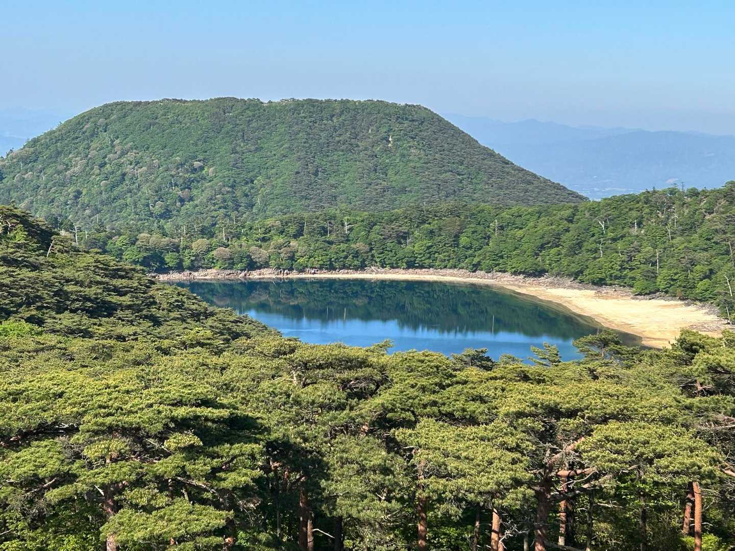 二湖パノラマ展望台より

六観音御池と甑岳かな
きれい✨