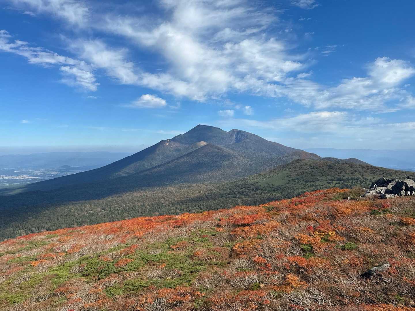 三ツ石山往復 | 山肌が真っ赤に染まる奇跡の全山紅葉、岩手山を望むパノラマ特等席の写真