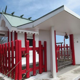 山頂の富士山神社に到着。春霞で景色は今ひとつ。