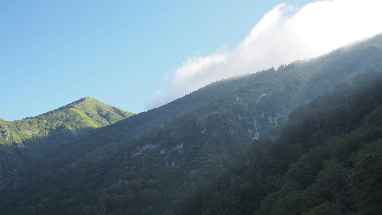 巻機山、夏空の夫婦登山 の写真 4