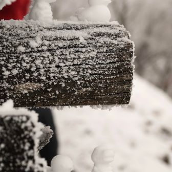 アヒルとゴジラ...?

避難小屋は満員御礼
冬の高見山は避難小屋で湯を沸かしてコーヒーやラーメン食べるのが楽しみですよね

と言いつつ、自分は冷えたパンだけ食って下山開始します