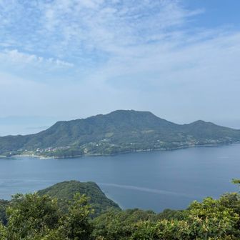 山頂から紫雲出山を臨む