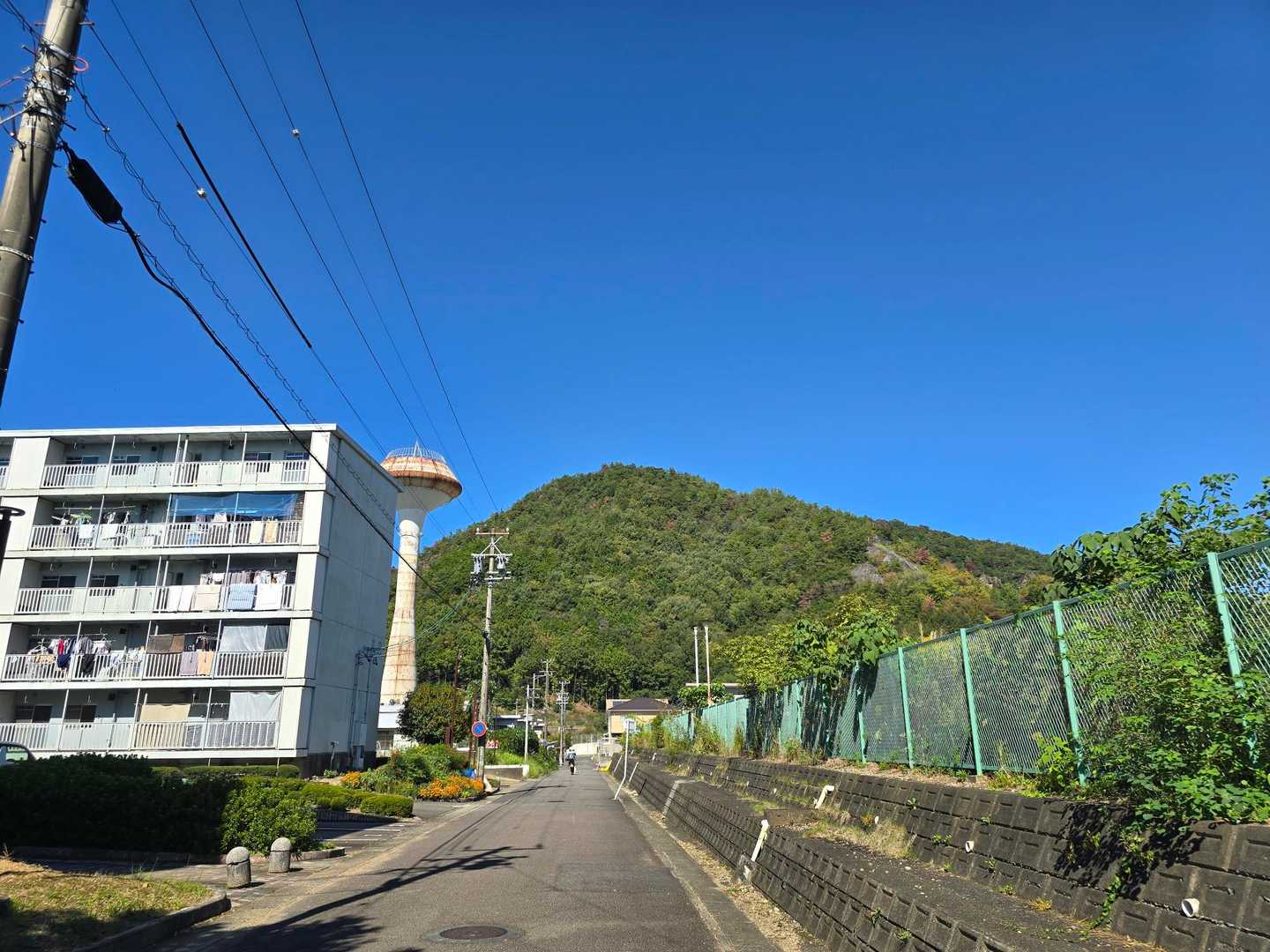 うわ、昭和チックな給水塔と団地。
と、今から登る三峰山。