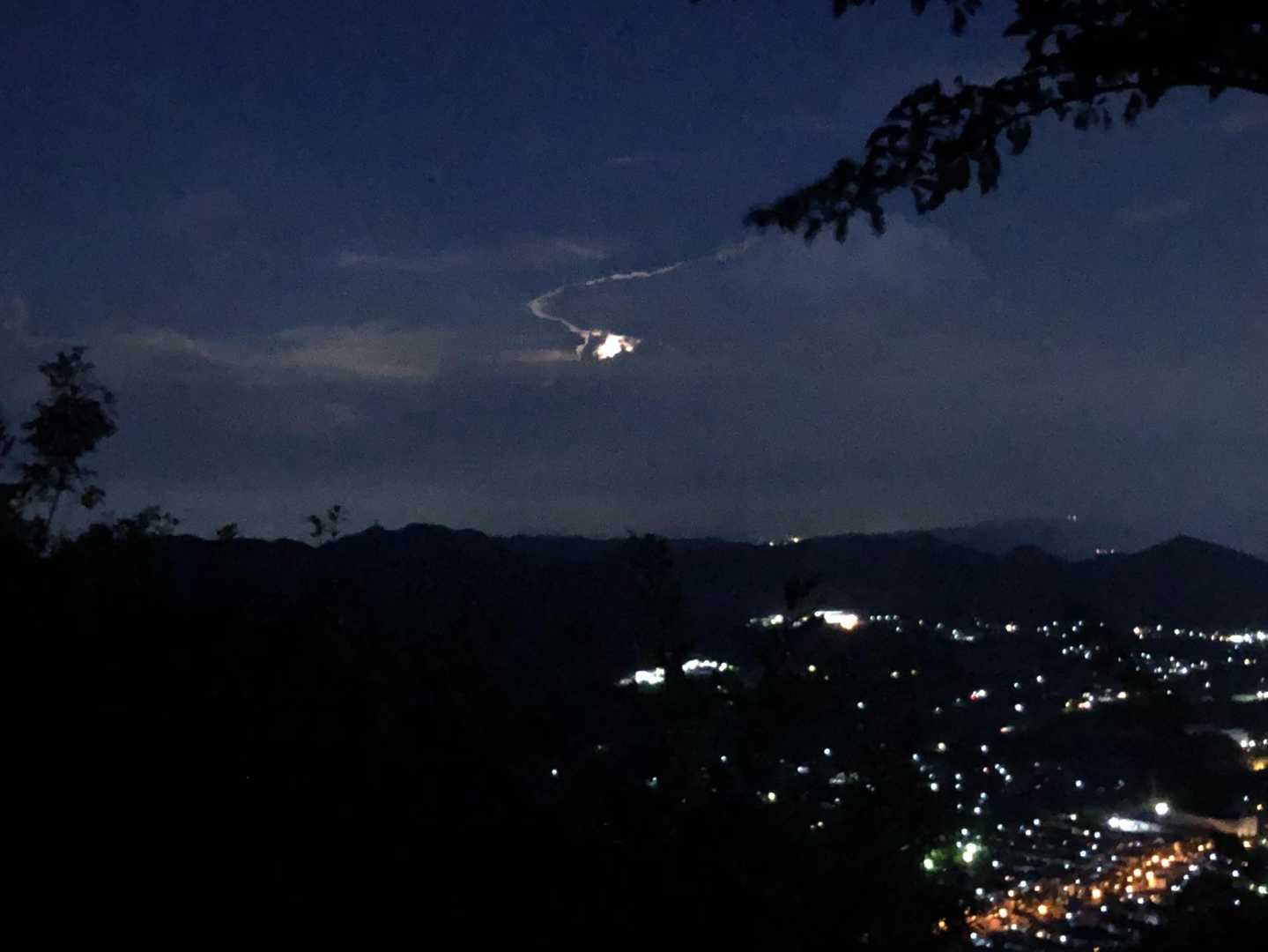 出たり隠れたりの繰り返し。
待ちくたびれたので、
ぼちぼちお月見🌕しながら帰ります。