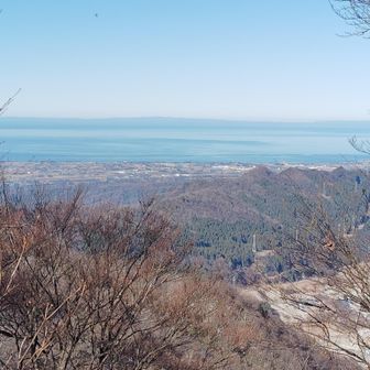 山頂から滑川、魚津方面の展望。
富山湾も良く見え湾の向こうに能登半島も薄っすら。