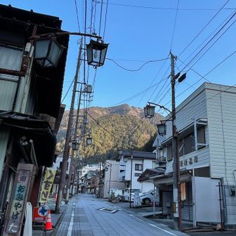 トイレがある無料🅿️を利用。あと数台で満車でした🚙　正面の身延山を眺めながらテクテク🚶‍♀️‍➡️