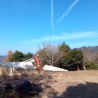 風力発電の残骸と、奥に見えるのは仙ヶ岳だろうか！？