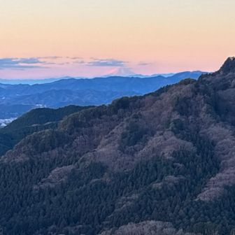 なかなか日が出てこないが富士山はとても赤めいてキレイでした✨これぞモルゲン富士🗻