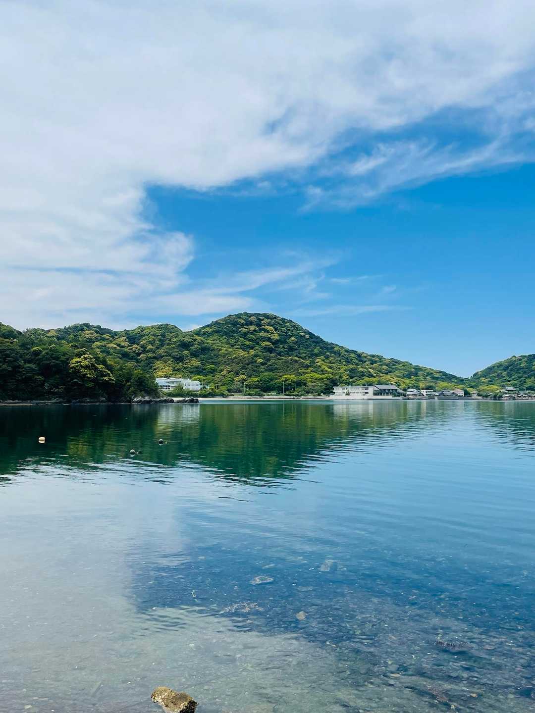 穏やかな御手洗湾に映る逆さ峨嵋山🙃