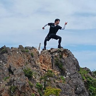 ではご唱和下さい。
岩場は焦らず、慎重に
三点指示で安全登山ヨシッ！
鹿納山山頂、安全ヨシッ！✨
ご安全に！

（お前が言うな！💥💢）