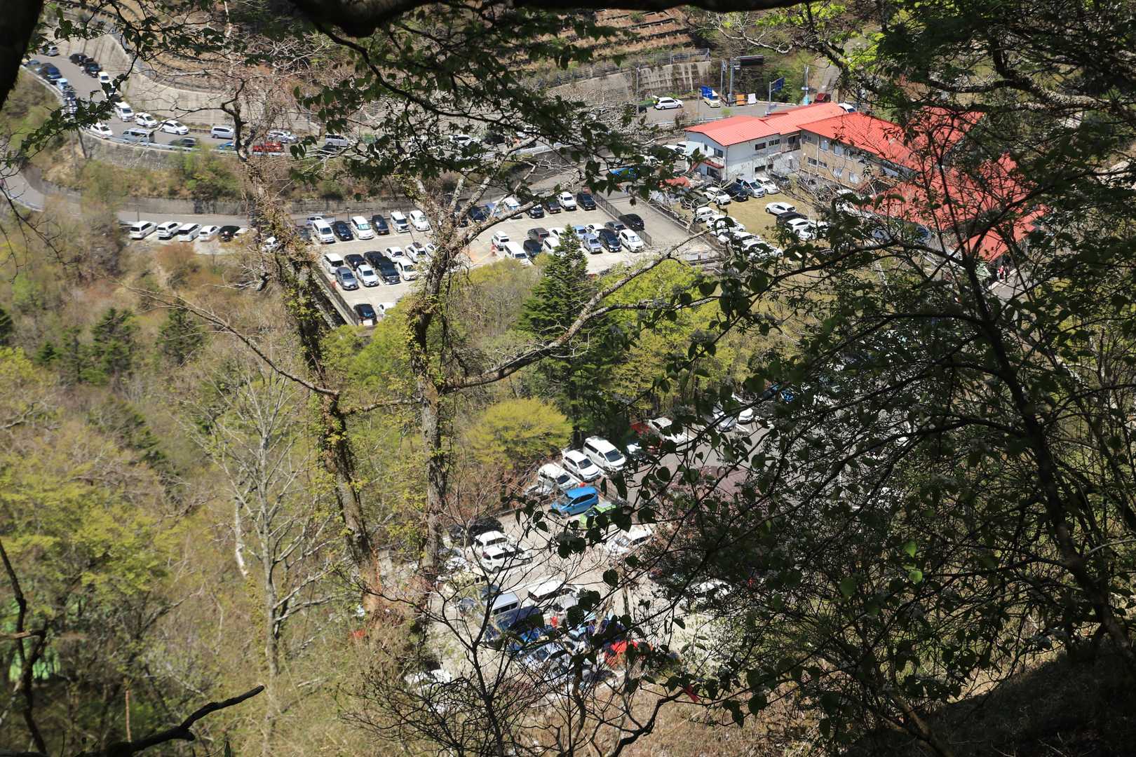 ハイシーズンは駐車場は7時頃には満車になり10時頃からヒュッテ泊や御来光登山の方が下山して来ます。