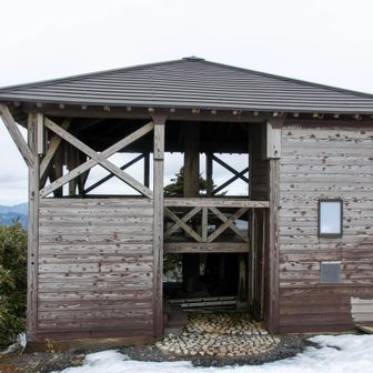 ここは屋根付き休憩所。
夏とか涼しそう。

ここに、冬も使用できるお手洗いがあったらしい。（未確認）