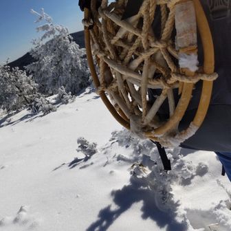 途中、違う形のわかんじきを持つ方とすれ違い、わかんじき談義。「軽くていいですよね～」「そうですね～」。でも私のはまだ木の部分も紐もピカカピカで使っていないことがバレバレだよなぁ。今年はもう少し使いこなせるようになろう💪